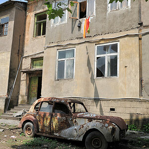 Blick in einen Hinterhof in Tkibuli.
Die Gebäude sind bewohnt.
Das Auto hat aber den Zenit wohl überschritten ...
(6042)