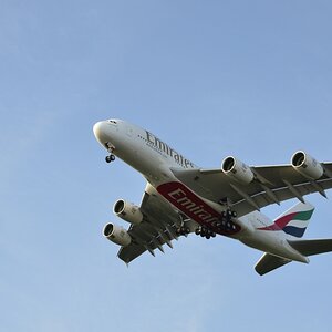 Ein Airbus A380 im Anflug auf das Airbus Gelände in Hamburg-Finkenwerder.