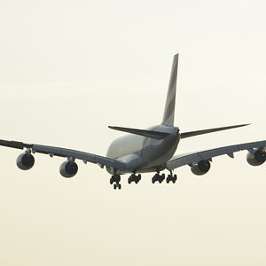 Ein Airbus A380 im Anflug auf das Airbus Gelände in Hamburg-Finkenwerder.