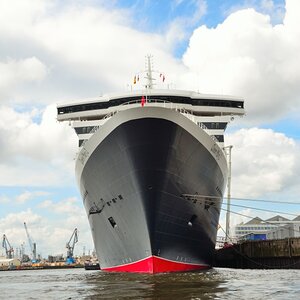 Queen Mary 2 am Chicagokai in Hamburg