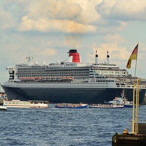 Queen Mary 2 beim Wendemanöver im Hafen. Kurz vor der Ausfahrt.