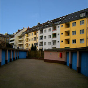 hinterhof mit garagen  web
