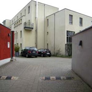 einfahrt zum wohnblock  web