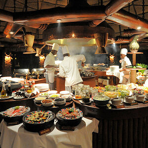 Die Küchenchefs bereits das Abendessen vor.
Das Buffet wartet auf den Ansturm des Massentourismus
Serena Serengeti
3974
