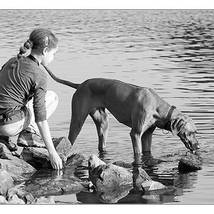 Mädchen mit Hund sw