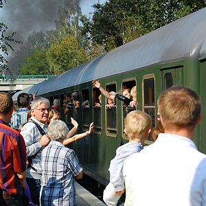 Die Leute versuchen kurz vor der Abfahrt nach Ochtrup noch schnell einen Blick auf die 41 360 zu ergattern.