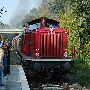 Viel zu schnell ist alles vorbei und der Zug verschwindet mit der hinten angekuppelten Diesellok V 100 bald in der nächsten Kurve.