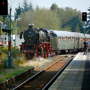 Ein Abschiedsbild für mich von der 41 360 an diesem Wochenende. Hinten links das alte Stellwerk, das bis vor einigen Jahren noch in Betrieb war. Es be
