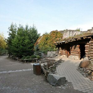 Blockhütte im Fels