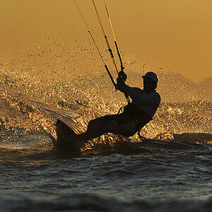 Kitesurfer, im Hintergrund die Insel Elba, 300/2,8 AFS + TC