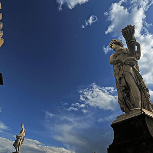 Ponte de la Trinita in Florenz - der Lichtschein auf der rechten Figur ist echt. Es war eine faszinierende Wolken- und Lichtstimmung