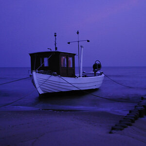 Fischerboot vor Sonnenaufgang