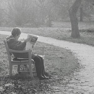 SchlossparkCharlottenburg Zeitungsleserin 0039 111113 sw 1024x685 90