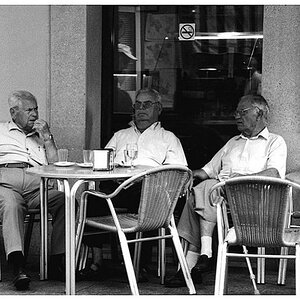 3 Männer im Cafe.tif.