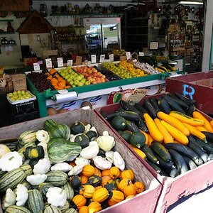 Gemüse- und Obstmarkt an der Strasse.