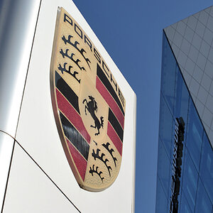 Vor dem Porschemuseum