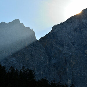 Sonne hinter den Bergen am Großen Ahornboden