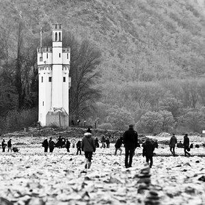 rhein bei bingen nach mehreren regenlosen wochen - mäuseturm