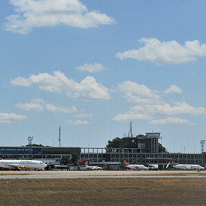 Flughafen Lusaka,
weiter ging es mit dem 2. Flieger von rechts ...
5990