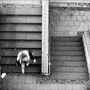 Mädchen auf Treppe