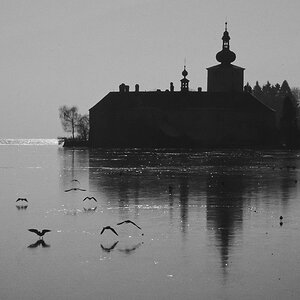 1970000 P02 08 sw Traunsee SchlOrth Spiegelung