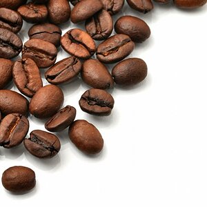 Kaffeebohnen auf weissem Untergrund