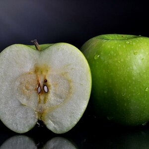 Apfel vor schwarzem Hintergrund