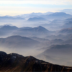 Norditalien im November, mittags gegen 14:00 Uhr. Im Vordergrund der Monte Baldo.