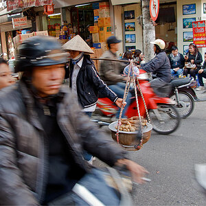 Vietnam
Hanoi
Verkehr
Straßenüberquerung
Augen zu und los