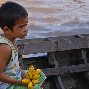 Mekong
Schwimmender Markt
Fluss
Vietnam
Schiff
Bananen
Junge
Verkäufer
Portrait