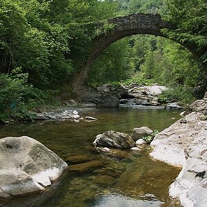 Brücke bei Rezzo in Ligurien