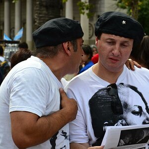 Demonstranten während der Donnerstagsdemo auf der Plaza de Mayo