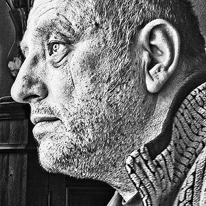 selbstportrait available light durch Fenster 0.7s Verschlusszeit, f/22, Cosina 19-35 bei f=28mm