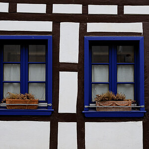 Fachwerk mit blauen Fenstern