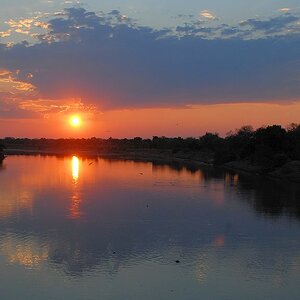 Sonnenuntergang auf der Brücke
über dem Luangwa
4609