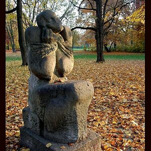 Statue im Arthur-Bretschneider Park Leipzig aufgenommen im November 2011 während eines Spaziergangs. Im Nachhinein habe ich den Kontrast ein wenig erh