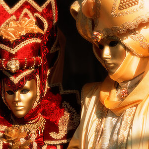 Masken in Gold und Rot 2