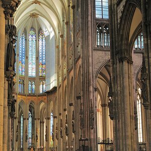 Kölner dom - Innenansicht - Blick im Hauptschiff Richtung Hochaltar