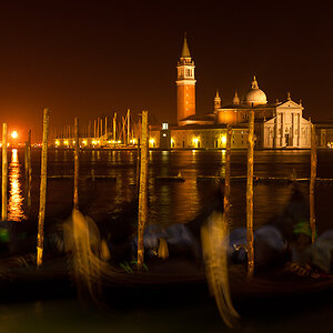 Gondeln vor San Giorgio Maggiore bei Nacht 5201