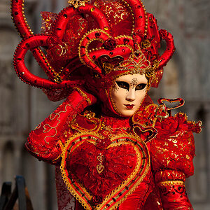 Herzmaske vor der Basilika 4307