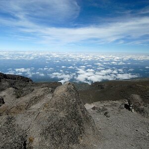 Über den Wolken mit Blick auf den Mount Meru