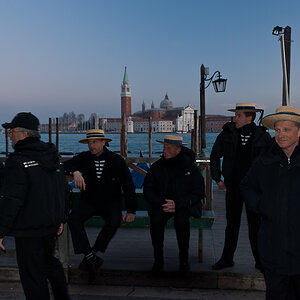 Gondolieri vor San Giorgio Maggiore 5377