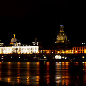 Elbufer in Dresden bei Nacht