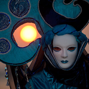 Masken im Sonnenuntergang 4679