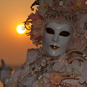 Masken im Sonnenuntergang 4670