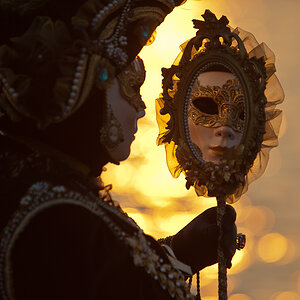 Maske im Sonnenuntergang 5140