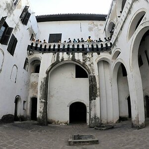 Balkon in Elmina
von dort aus haben die Offiziere sich die attraktivsten
Sklavenmädels aus dem Innenhof ausgewählt ...
3571