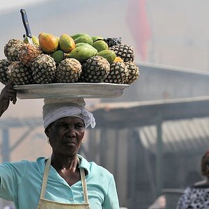 Verkäuferin mit Ananas und Mangos
3176