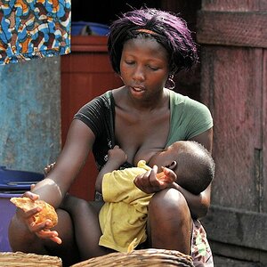 Afrikanische Frauen können Multitasking.
Mit der einen Hand werden Bananen fritiert
mit der andern der Nachwuchs versorgt.
3185