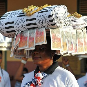 Auf einer Trauerfeier werden die Geschenke präsentiert
Kumasi
2402